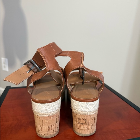 Universal Thread Tan Wedge Sandals - Picture 5 of 7